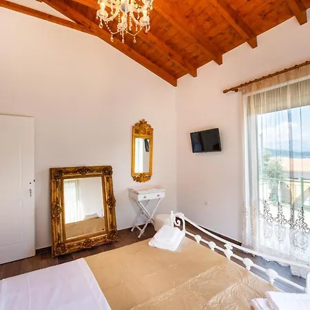 Loulou By Vilă Nikiana